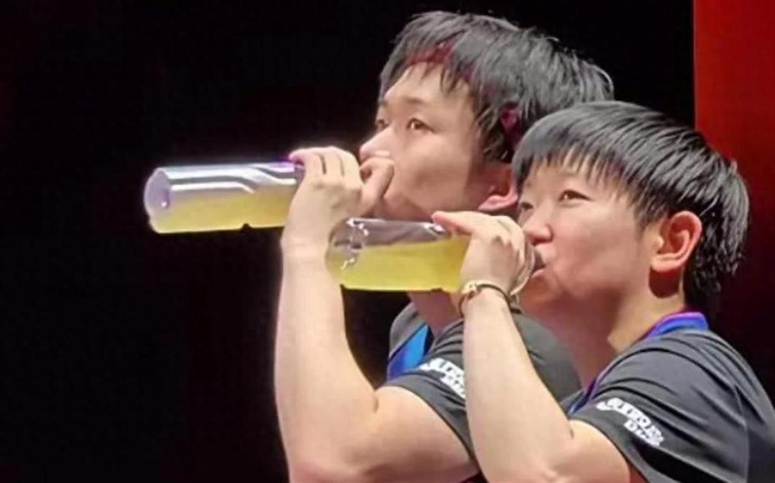好博体育-世乒赛禁用塑料瓶装水，国乒双瓶补水习惯被打破，孙颖莎王楚钦迎大考|国际乒联|世界乒乓球团体锦标赛|雨果·卡尔德拉诺|张本智和|运动员_新浪体育_新浪新闻